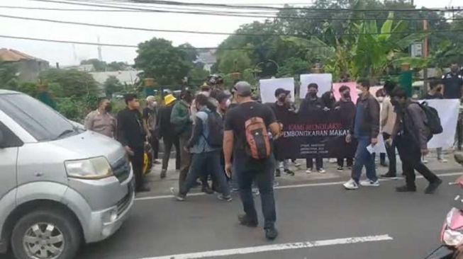 Massa mengatasnamakan Barisan Ksatria Nusantara (BKN) Jakarta menolak rencana Doddy Sudrajat yang akan membongkar dan memindahkan makam Vanessa Angel. [Tangkapan layar]