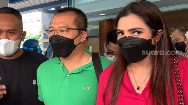 Pasangan selebriti Anang Hermansyah dan Ashanty saat di wawancarai wartawan di gedung Badan Pengawas Perdagangan Berjangka Komoditi (Bappebti), Senen, Jakarta Pusat, Jumat (11/2/2022). [Kabarindong.com/Adiyoga Priyambodo]