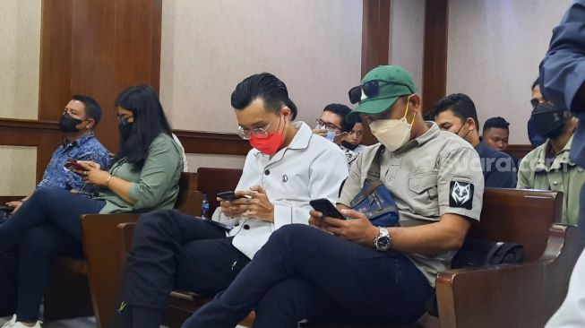 Dokter Tirta (masker merah) di sidang Jerinx, Pengadilan Negeri Jakarta Pusat, Rabu (9/2/2022). [Kabarindong.com/Evi Ariska]