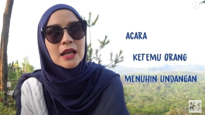 Video Zaskia menjelaskan alasan dirinya dan keluarga pindah ke Jogjakarta. - (YouTube/The Bramantyo)