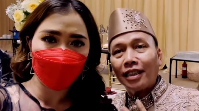 Vega Darwanti dan Ayah Ojak (YouTube.com)