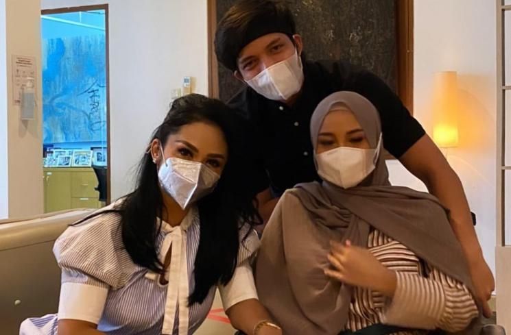 Momen saat Krisdayanti bertemu pasangan Atta Halilintar dan Aurel Hermansyah [Foto: matamata.com]