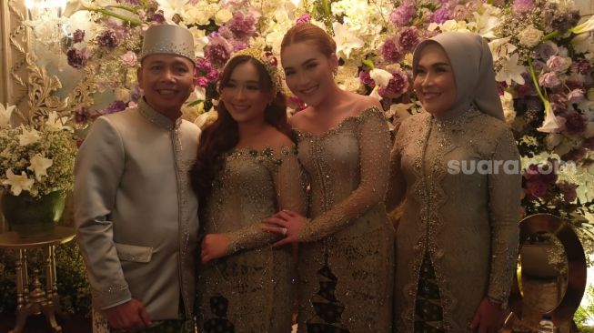 Adik Ayu Ting Ting, Assyifa Nuraini, berpose bersama keluarga usai siraman [Kabarindong.com/Rena Pangesti]