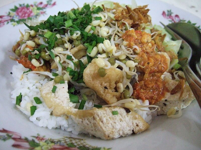 Nasi Lengko. [Wikipedia]