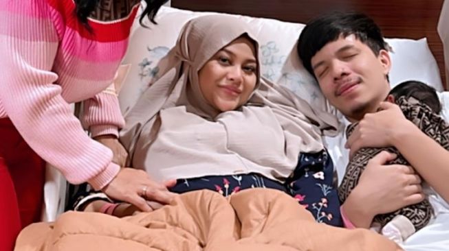 Krisdayanti bersama Atta Halilintar dan Aurel Hermansyah beserta cucunya, Ameena. [Instagram]