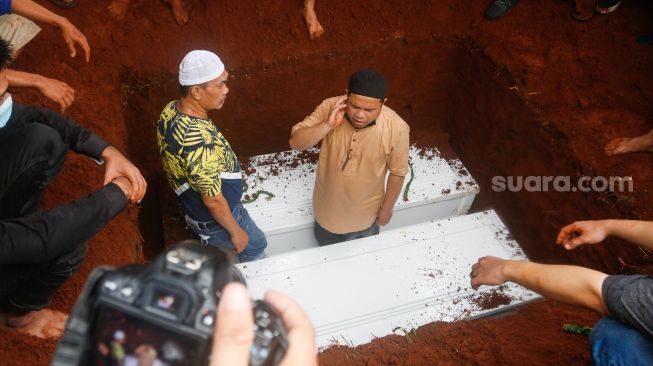 Prosesi pemakaman Vanessa Angel dan Suaminya, Bibi Ardiansyah di Taman Makam Islam Malaka, Pesanggrahan, Jakarta Selatan, Jumat (5/11/2021). [Kabarindong.com/Alfian Winanto]