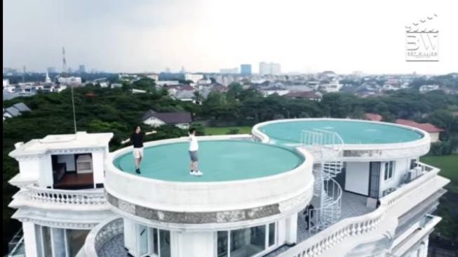 Ada landasan helicopter atau helipad di rumah Tung Desem Waringin. [YouTube Boy William]