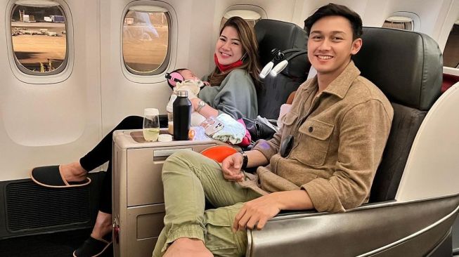 Caesar Hito dan Felicya Angelista dalam perjalanan menuju Paris. [Instagram]