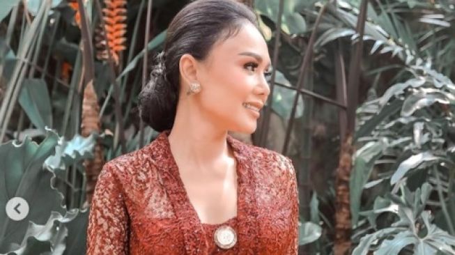 Gaya Yuni Shara Pakai Kebaya (Instagram/@yunishara36)