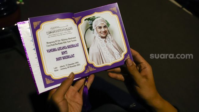 Buku Yasin dari pengajian 40 hari meninggalnya Vanessa Angel dan Bibi Ardiansyah di kediaman Vanessa Angel, Kemayoran, Jakarta Pusat, Selasa (14/12/2021). [Kabarindong.com/Alfian Winanto]