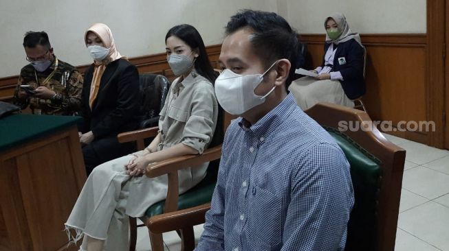 Aldi Bragi dan Ririn Dwi Ariyanti menjalani sidang di Pengadilan Agama Jakarta Selatan, Kamis (30/9/2021). [Muhammad Anzar Anas/Kabarindong.com]