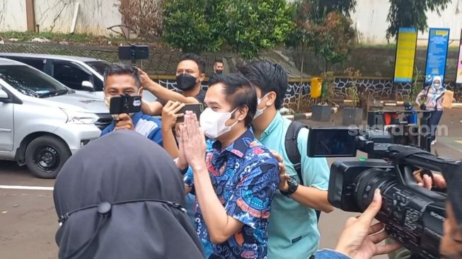 Aldi Bragi usai mengucapkan ikrar talak terhadap Ririn Dwi Ariyanti di Pengadilan Agama Jakarta Selatan, Kamis (10/2/2022). [Adiyoga Priyambodo/Kabarindong.com]