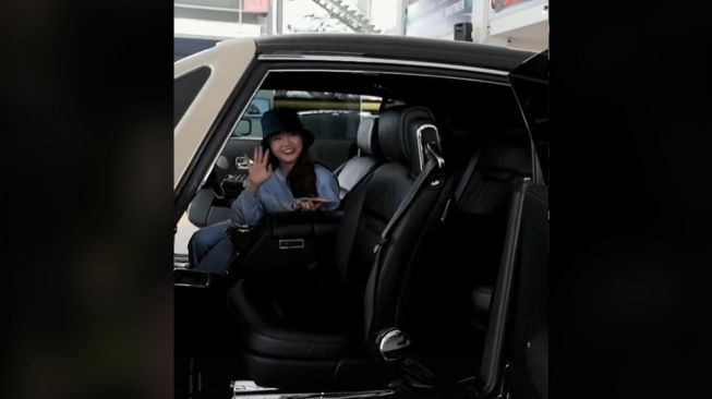 Mobil mewah Rolls-Royce yang dibeli Indra Kenz untuk sang kekasih (TikTok)