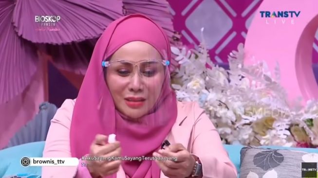 Mak Vera, manajer Olga Syahputra [YouTube: Trans TV Official]