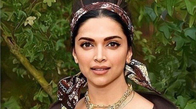 Deepika Padukone Berbalut Kain Batik. (Instagram/@deepikapadukone)