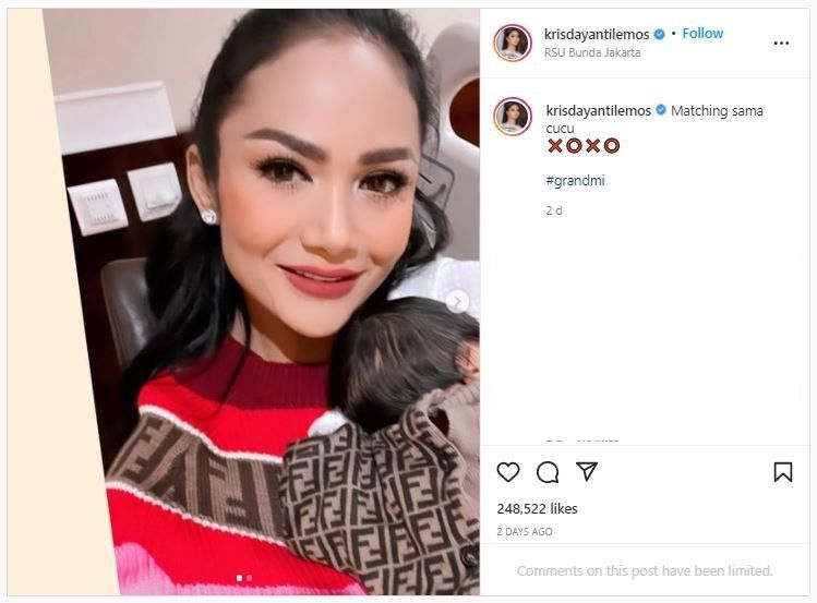 Gaya Krisdayantii Gendong Cucu, Sama-sama Pakai Baju Fendi (instagram.com/krisdayantilemos)