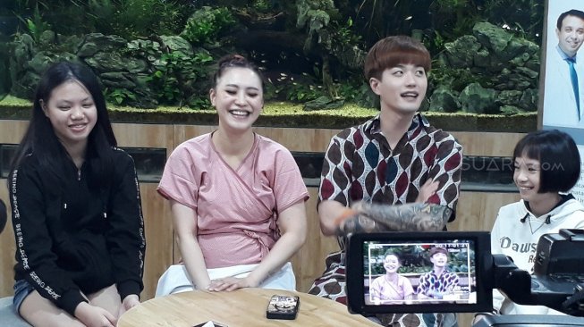 Lee Jeong Hoon dan istrinya, Moa Aeim di Rumah Sakit Brawijaya, Jakarta Selatan, Minggu (7/7/2019). [Ismail/Kabarindong.com]