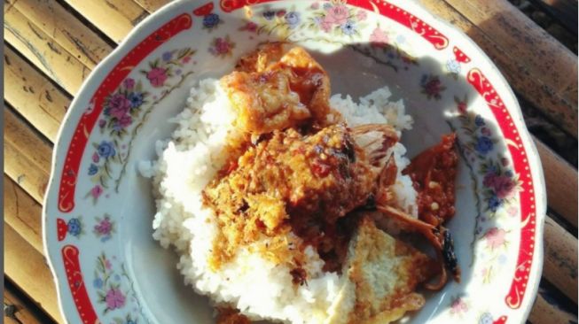 Sajian makanan khas Sampang, nasi kobel (Instagram/@yudidudidamdam)