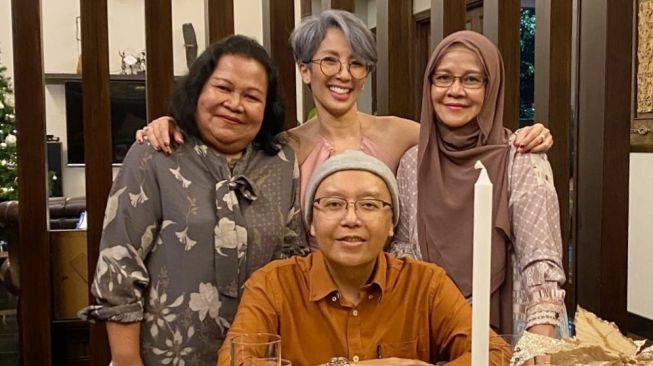 Ari Lasso bersama istri dan dua kakaknya. [Instagram]