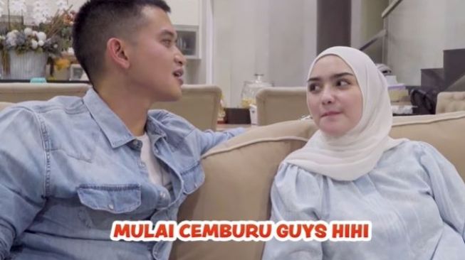 Citra Kirana cemburu Rezky Aditya ciuman. (Youtube/CikyCitraRezky)