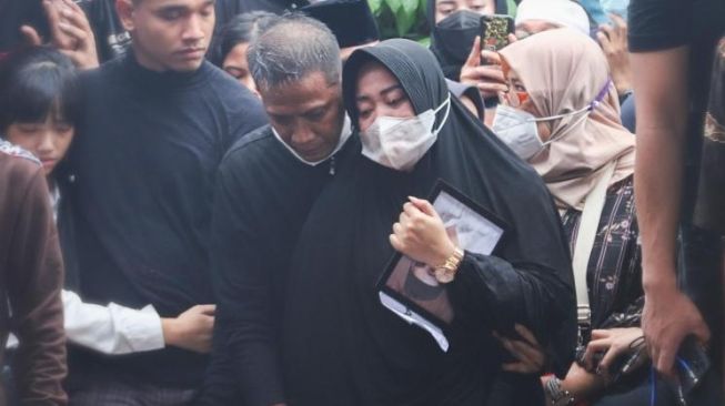 Prosesi pemakaman Vanessa Angel dan Suaminya, Bibi Ardiansyah. [MataMata.com]