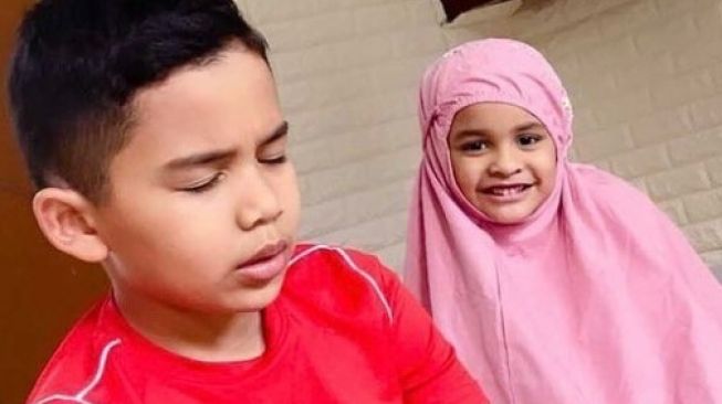 Potret Anak Artis Belajar Salat dan Mengaji. (Instagram/teukuwisnu)