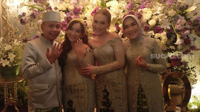 Adik Ayu Ting Ting, Assyifa Nuraini, berpose bersama keluarga usai siraman [Kabarindong.com/Rena Pangesti]