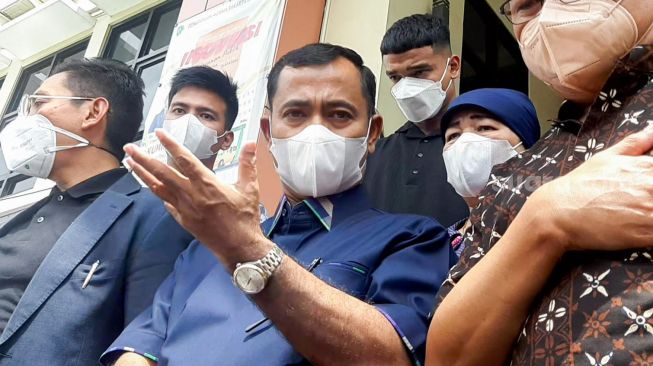 Ayah Bibi Ardiansyah, H. Faisal (tengah) menemui awak media usai menjalani sidang hak asuh dan perwalian cucunya, Gala Sky Ardiansyah di Pengadilan Agama Jakarta Barat, Rabu (12/1/2021). [Kabarindong.com/Alfian Winanto]