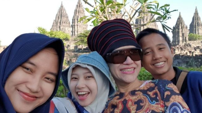 Potret Dorce Gamalama Bareng Anak Angkat (Instagram/@dg_kcp)