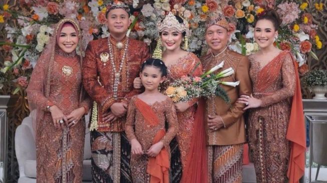 11 Potret Keluarga Ayu Ting Ting di Resepsi Kedua Syifa, Cetar Abis!