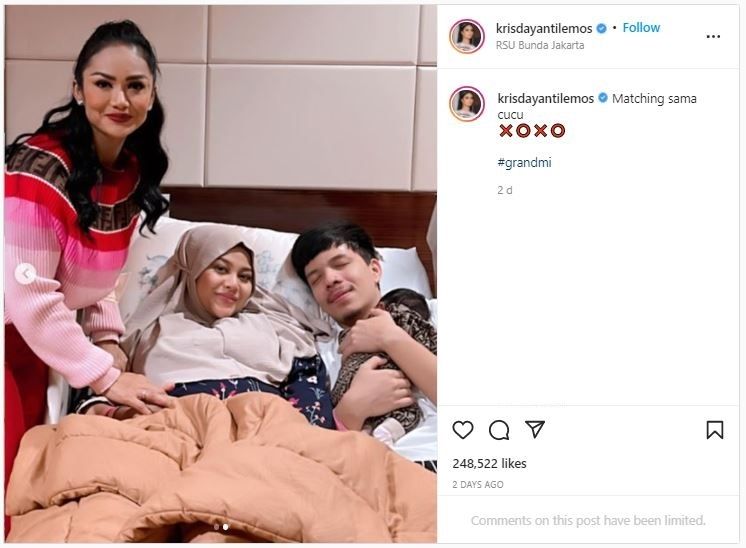 Gaya Krisdayantii Gendong Cucu, Sama-sama Pakai Baju Fendi (instagram.com/krisdayantilemos)