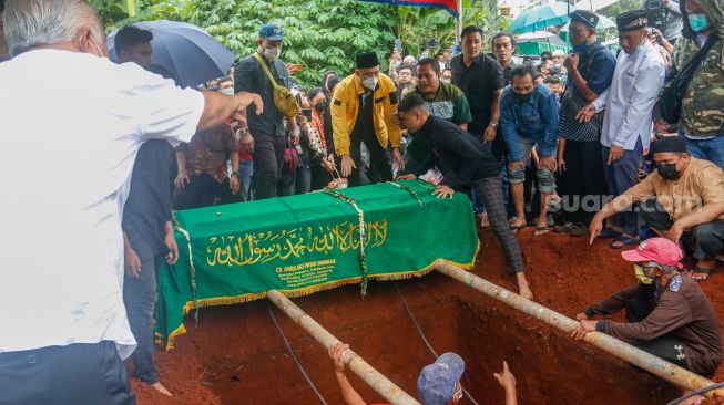 Prosesi pemakaman Vanessa Angel dan Suaminya, Bibi Ardiansyah di Taman Makam Islam Malaka, Pesanggrahan, Jakarta Selatan, Jumat (5/11/2021). [Kabarindong.com/Alfian Winanto]