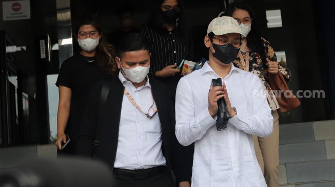 Selebgram sekaligus Youtuber Indra Kesuma atau Indra Kenz (kedua kanan) menyapa awak media usai memberikan laporan di Gedung SPKT Polda Metro Jaya, Jakarta, Senin (7/2/2022). [Kabarindong.com/Angga Budhiyanto]