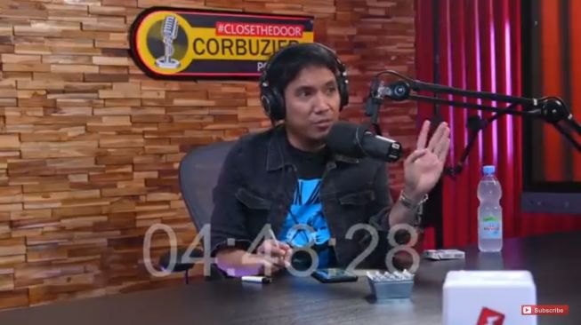 Desta tampil di Podcast Deddy Corbuzier untuk pertama kalinya. [YouTube Deddy Corbuzier]