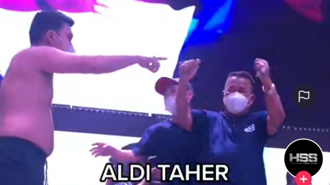 Aldi Taher vs Vicky Prasetyo (TikTok/@holywingsportshow)