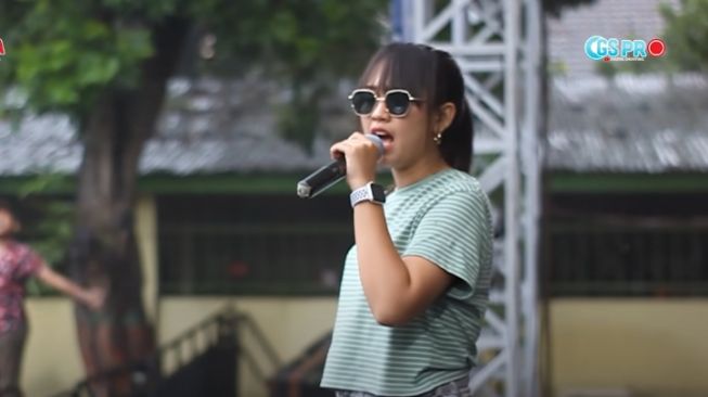 potret lawas Happy Asmara saat masih di orkes dangdut. [Youtube]