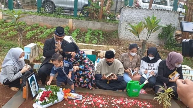 Keluarga Haji Faisal ziarah ke makam Vanessa Angel dan Bibi Ardiansyah di TPU Malaka, Jakarta pada Sabtu (26/2/2022) [Kabarindong.com/Adiyoga Priyambodo]