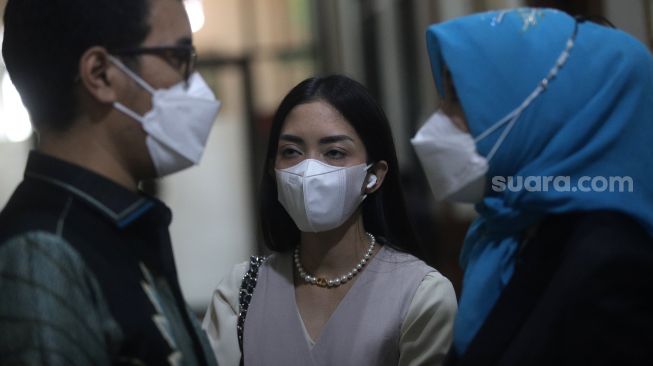 Aktris Ririn Dwi Ariyanti saat ditemui di Pengadilan Agama Jakarta Selatan, Jakarta, Kamis (10/2/2022). [Kabarindong.com/Angga Budhiyanto]