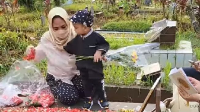  Momen Gala Sky Ziarah ke Makam Vanessa Angel-Bibi. (Instagram/dewizuhriati dan anggiepaturusi)