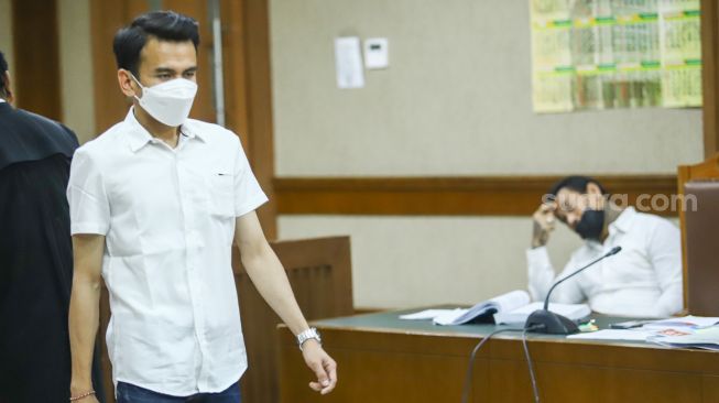 Adam Deni saat menjadi saksi sidang kasus pengancaman dengan terdakwa Musisi I Gede Ari Astina atau Jerinx SID di Pengadilan Negeri Jakarta Pusat, Rabu (12/1/2022). [Kabarindong.com/Alfian Winanto]