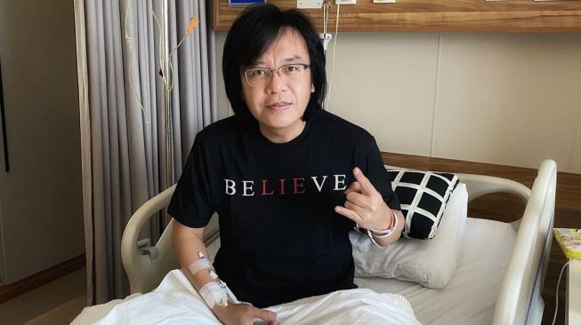 Ari Lasso menjelang operasi tumor perutnya. [Instagram]