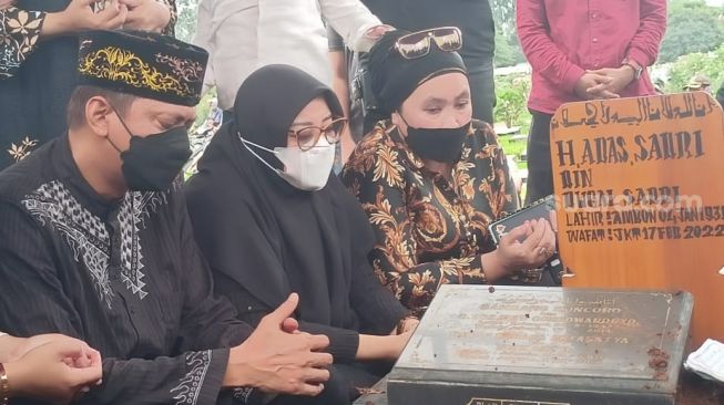 Doddy Sudrajat dan Puput Sudrajat di pemakaman sang ayah di TPU Malaka, Pondok Kopi Jakarta Timur, Jumat (18/2/2022). [Rena Pangesti/Kabarindong.com]