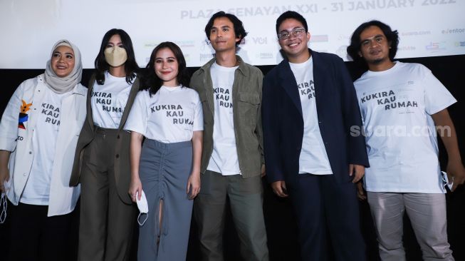 Para pemain dan kru film 'Kukira Kau Rumah' usai acara press screening di Senayan, Jakarta Pusat, Senin (31/1/2022). [Kabarindong.com/Alfian Winanto]