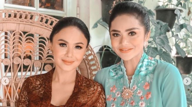 Gaya Yuni Shara Pakai Kebaya (Instagram/@yunishara36)