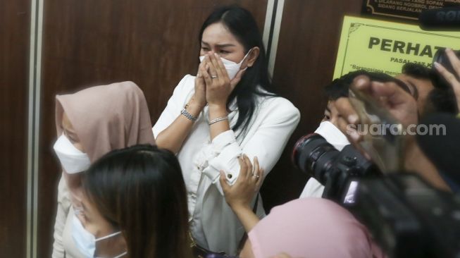 Ekspresi Kalina Oktarani ketika mendengar putusan hakim saat mengikuti jalannya sidang sang suami, Vicky Prasetyo di Pengadilan Negeri Jakarta Selatan, Kamis (9/9/2021). [Kabarindong.com/Alfian Winanto,]