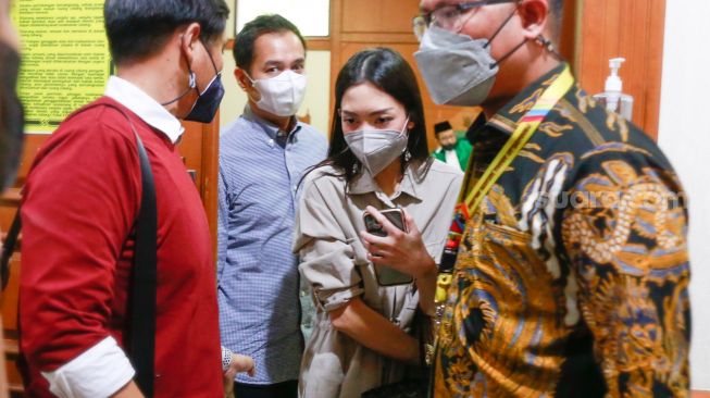 Pasangan Ririn Dwi Ariyanti dan Aldi Bragi keluar dari ruang sidang usai menjalani sidang perceraian di Pengadilan Agama Jakarta Selatan, Kamis (30/9/2021). [Kabarindong.com/Alfian Winanto]