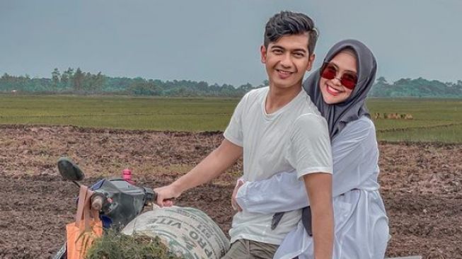 Gaya mesra Ria Ricis dan Teuku Ryan di atas motor bebek (Instagram)