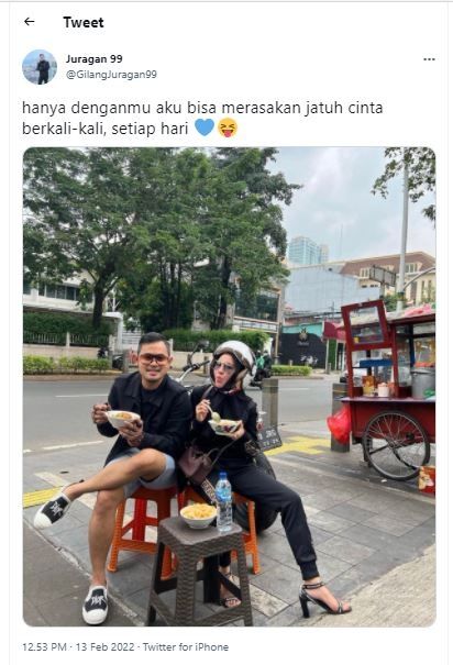 Gilang Juragan 99 makan bubur ayam bareng istri di pinggir jalan (Twitter @GilangJuragan99)