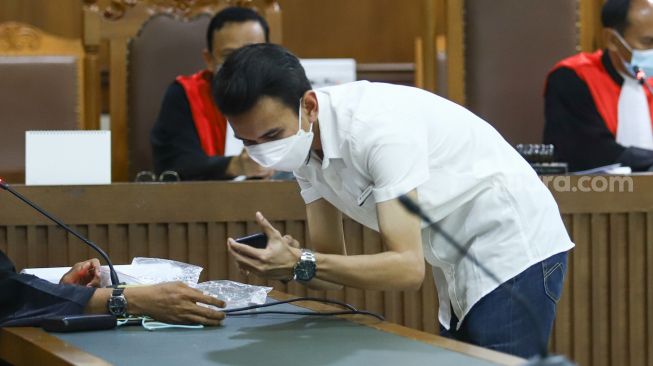 Adam Deni saat menjadi saksi sidang kasus pengancaman dengan terdakwa Musisi I Gede Ari Astina atau Jerinx SID di Pengadilan Negeri Jakarta Pusat, Rabu (12/1/2022). [Kabarindong.com/Alfian Winanto]