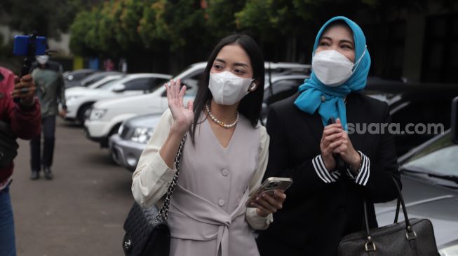 Aktris Ririn Dwi Ariyanti saat ditemui di Pengadilan Agama Jakarta Selatan, Jakarta, Kamis (10/2/2022). [Kabarindong.com/Angga Budhiyanto]